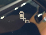 【ブラインドスポットインフォメーション】走行中、ドアミラーの死角になりやすい箇所に後続車が接近するとサイドミラー付近に警告を表示、ドライバーに注意喚起をしてくれます。