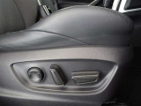 パワーシート搭載。微妙な調整が手軽にでき、ピッタリのポジションで運転することが可能です。