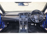 操作性に優れた運転席となります!小物入れや各ボタンの配置にこだわり、使いやすいです!座り心地もよく視認性も良好なのでロングドライブもお任せ下さい!