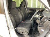 乗降がしやすい運転席。高さが調節できて小柄な方でも運転しやすいポジションをとることができます。