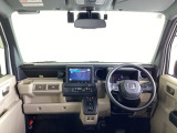 運転席は、大きな座面と包み込むような背もたれがドライバーの身体全体をしっかり支えます。上質なシート素材と座り心地のよいクッションを採用し、長時間の運転やコーナーの多い道も快適です