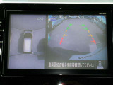リバースにシフトするとまるで上空から見下ろしているような感じにナビゲーション画面に映し出します