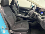 ゆったりと座れる運転席シートですのでストレスなく運転が出来ますよ!
