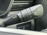 操作しやすい位置に配置されたウインカーレバー。スムーズな操作で、安全な車線変更をサポートします。直感的に操作できます。