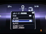 隣車線を走る車両をレーダーで検知し、ドアミラーでは確認しにくい後側方エリアに存在する車両に加え、急接近してくる車両も検知します。車両を検知するとドアミラーに搭載されたLEDインジケーターが点灯します。