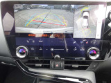 【パノラミックビューモニター】車両の前後左右に搭載したカメラから取り込んだ映像を合成し、車両を上から見たような映像をナビゲーション画面に表示。運転席から目視しにくいエリアも確認することができます。