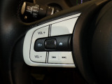 【ステアリングリモコン】ステアリングにオーディオ調節可能なスイッチが装備されていますので運転中でも視線をそらさずにオーディオの調節が可能です!