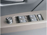 パワーウィンドウのスイッチです。車種によっては鍵のロック・アンロックに連動してミラーが開閉する「オートリトラクタブルミラー」も装備!