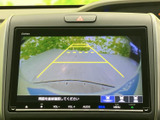 後方確認をサポートするモニター画面。駐車時の安全性を高め、狭い場所でもスムーズに駐車できます。