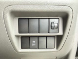 【ヘッドライトレベライザー】荷物などを積みすぎてしまうと車体が傾きロービームで走っていてもハイビームに見えてしまうのを光角を調整できる機能になります!