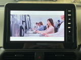 停車中にテレビや動画を楽しめるので、待ち時間も快適に過ごせます。長距離移動のお供に最適。エンターテインメント性をプラスしました。