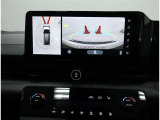 トップビュー&フロントビュー・車両に取り付けたフロント、サイド、バックカメラの映像を合成して画面上に表示させることで、低速時の運転を補助する装置です。