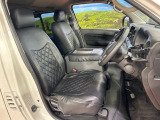 運転席まわりには十分なスペースがあり、大柄な方でもゆったり運転していただける環境です。