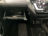 車検証入れになどにも使える便利な収納BOXあります。