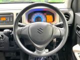 インテリアに合わせたデザインのステアリングは、運転される方のことも考え、運転しやすい形状、大きさです。是非一度、実際に触ってお確かめください。