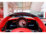 F1よりフィードバックされたテクノロジーです。LEDの点灯により、ご自身でシフトタイミングを計ることが可能です。サーキット走行時等に視線をそらさずに気軽にシフトチェンジを行えます。