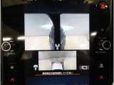 左右のサイドカメラ映像を同時に表示し、車両周囲の死角をしっかりカバー。狭い道や駐車時の接触リスクを減らし、安心して操作できる視界を確保します。