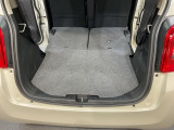 後席背もたれを倒せばちょっと大きめの荷物や長いものを積みたい時に便利です。