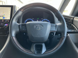 握りやすいステアリング形状で、快適なドライビングをサポート。操作性も高く、スムーズな運転を可能にします。