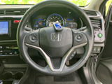 握りやすいステアリングは、運転の楽しさを向上させます。オーディオやハンズフリー通話の操作も可能。安全運転をサポートする便利な機能を搭載しています。