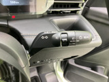 操作しやすい位置に配置されたウインカーレバー。スムーズな操作で、安全な車線変更をサポートします。直感的に使える設計が魅力です。