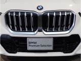 【BMWの伝統】BMWの特徴的な&ldquo;キドニーグリル&rdquo;は、80年以上続く伝統の形でございます。変わらないこだわりのデザインが、プレミアムブランド&ldquo;BMW&rdquo;を創り出します。