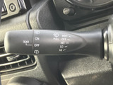 雨天時でもクリアな視界を確保できるワイパーレバー。運転の安全性を高めます。
