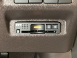 ハンドルの右下にETCがついています。高速道路の料金所の通過も楽々です!。 カードの取り出しもしやすい場所についています。