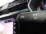 居眠り運転やわき見運転など、万が一車両が道路白線をはみだしそうになると、車がハンドルを自動修正してくれるアウディレーンアシストが装備されております。