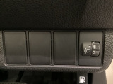 ハンドルの右側にはヘットライトリベライザーがついています。ヘッドライトリベライザーは道路状況や積荷の加重に応じてライトの高さを調節できます。