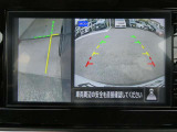 ギアを『R』に入れた後、カメラボタンを押すと、運転席から見えない左側面をナビ画面にうつしてくれるので、幅寄せや縦列駐車がし易くなります。