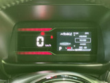 視認性の高いメーターで、速度やエンジン回転数を一目で確認できます。運転に必要な情報を的確に把握し、安全運転をサポートします。