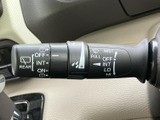 雨天時でもクリアな視界を確保するワイパーレバー。操作も簡単で、雨の日の運転も安心です。様々なモードで最適な拭き取りを実現します。