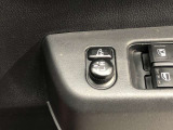電動格納式ドアミラー付き。駐車場へ停めた時に、ボタン一つで左右のドアミラーをたたむ事ができます。