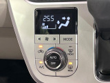 【オートエアコン】一度お好みの温度に設定すれば、車内の温度を検知し風量や温度を自動で調整。暑い&hellip;寒い&hellip;と何度もスイッチ操作をする必要はありません。快適な車内空間には必須の機能ですね♪