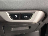 両手が荷物で塞がっている時にはコレ!パワーバックドアで開閉ラクラクです。バックドアに手が届かない時も、リモコンで開閉の操作が可能です。もちろん、荷物もたっぷり積めます。