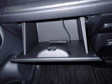 大型のグローBOXが装備されています。よく使うアイテムの収納に便利です、欲しい時にすぐに取り出せます♪