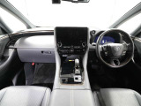 上質で落ち着いた印象のインパネ。視界も広々で運転しやすいです。
