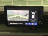 バックギアに入れますとご覧のような画像に自動的に切り替わります。車庫入れ時に役立ちます。