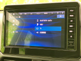 多彩な入力ソースに対応し、ドライブ中のエンターテイメントを豊かにします。Bluetooth接続でスマホの音楽も簡単再生可能です。
