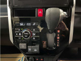 操作しやすいATシフトです♪シフトチェンジを気にしなくていいので運転だけに集中できますね!自然と手に届くところにある、手になじむ形状のシフトノブがいいですね♪