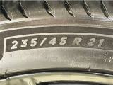 タイヤサイズは【235/45R21】
