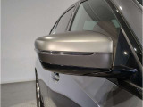 【BMWミラー】視認性の高いスタイリッシュなミラー。自動防眩機能も付いており夜間のドライビングをサポートします。