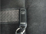 ◆スマートキー◆カギをバッグやポケットに入れたままでもドアロックの開閉ができる『スマートキー』付き!雨天や暗くなってもカギを取り出す必要がなくドアの開錠&エンジンも始動できます