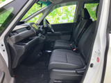 運転席に座ると、見やすいメーター類と操作しやすいスイッチ類が配置され、快適なドライビングをサポートします。機能性とデザイン性を両立しています。