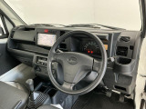 【インパネ】運転のしやすさを最優先に設計された見晴らしの良いフロントビュー。車両間隔が掴みやすく狭い道でも安心♪「安全」と「品質」を最優先に、安心してお乗りいただけるクルマを提供いたします。