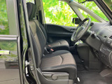 運転席からの視界は良好。操作しやすい配置で、快適なドライブをサポートします。座り心地の良いシートで、長距離運転も楽々です。