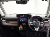 オシャレなインテリアで運転する気分も盛り上がりますよね^^