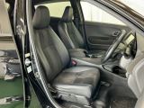 運転席は、大きな座面と包み込むような背もたれがドライバーの身体全体をしっかり支えます。上質なシート素材と座り心地のよいクッションを採用し、長時間の運転やコーナーの多い道も快適です。