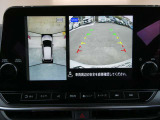 ギアを『R』に入れるとナビ画面に、まるで雲の上から覗いているような映像が映り、駐車をサポートしてくれます。